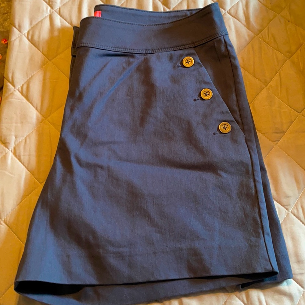 Isaac Mizrahi. size 14.   5 inch inseam. blue/grey